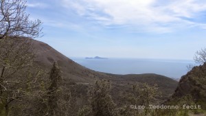 Sullo sfondo Capri, a sinistra il Vesuvio