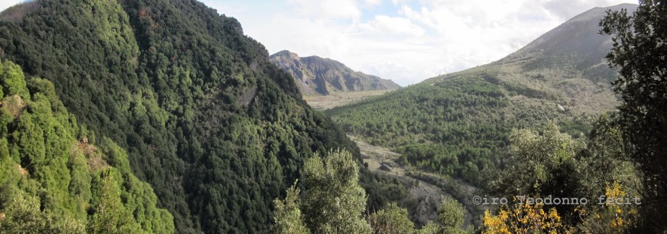 I Cognoli di Levante, la Valle dell'Inferno, il Vesuvio e il Somma dai Cognoli di Pollena