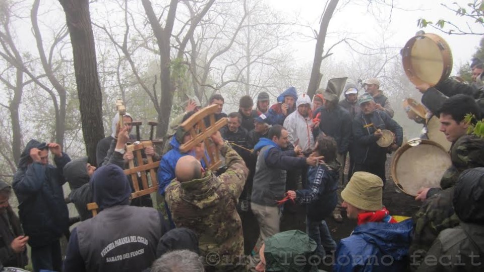 Tammorriata durante la devozione del Sabto dei Fuochi