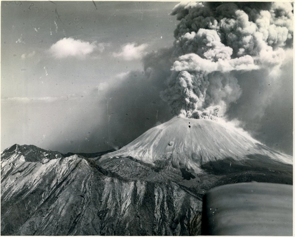 1944, il Vesuvio in eruzione dal versante occidentale.