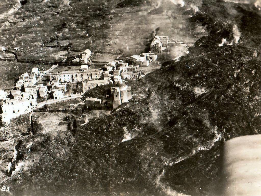 Foto aerea si San Sebastiano invasa dalla lava.